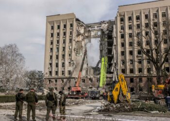 Suman 16 los muertos por ataque ruso a edificio oficial en Mikolaiv