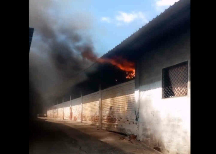 Bomberos controlan incendio registrado en escuela Bosques del Río, Soyapango