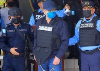 El expresidente de Honduras Juan Orlando Hernández es trasladado en helicóptero a su segunda audiencia para definir su extradición a EE.UU.