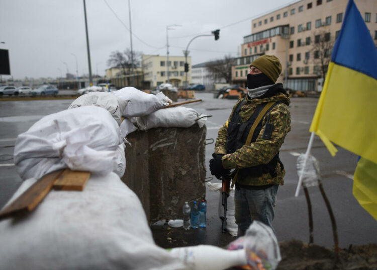 Zelenski firma ley que permite a civiles y extranjeros armarse y matar soldados rusos