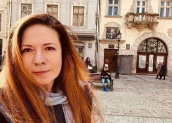 Murió una periodista rusa del medio opositor The Insider en un bombardeo contra un centro comercial en Kiev