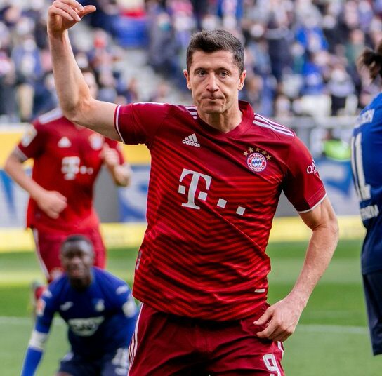 Lewandowski salva de la derrota al Bayern Múnich y llega a 43 goles en la temporada