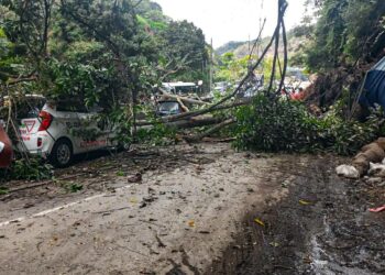 Derrumbe en carretera de Los Chorros obstruye tres carriles en sentido hacia Occidente