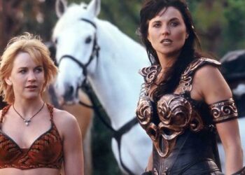 Qué fue de Lucy Lawless la actriz que se convirtió en un ícono feminista por su protagónico en Xena: la princesa guerrera