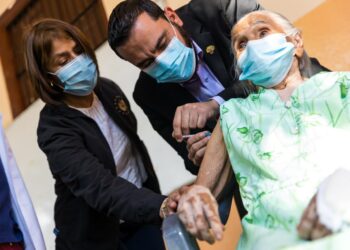 Ministerio de Salud aplica cuarta dosis contra covid-19 a adultos mayores en distintos puntos del país