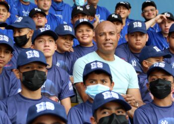 El exlanzador de los Yankees de Nueva York, Mariano Rivera, impartió una clínica motivacional a beisbolistas salvadoreños