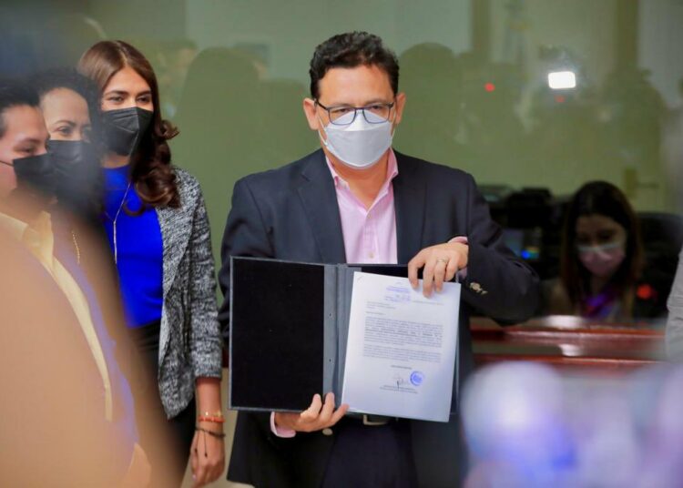 Educación trabaja para lograr remodelación de centros escolares que están en terrenos no legalizados