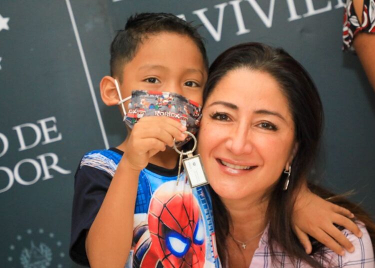 Ministra de Vivienda entrega viviendas a familias en Ahuachapán