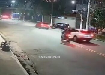 (VIDEO) Las redes vuelven viral a una mujer tras atropellar a dos sujetos que pretendían asaltarla