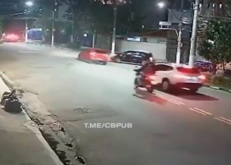 (VIDEO) Las redes vuelven viral a una mujer tras atropellar a dos sujetos que pretendían asaltarla