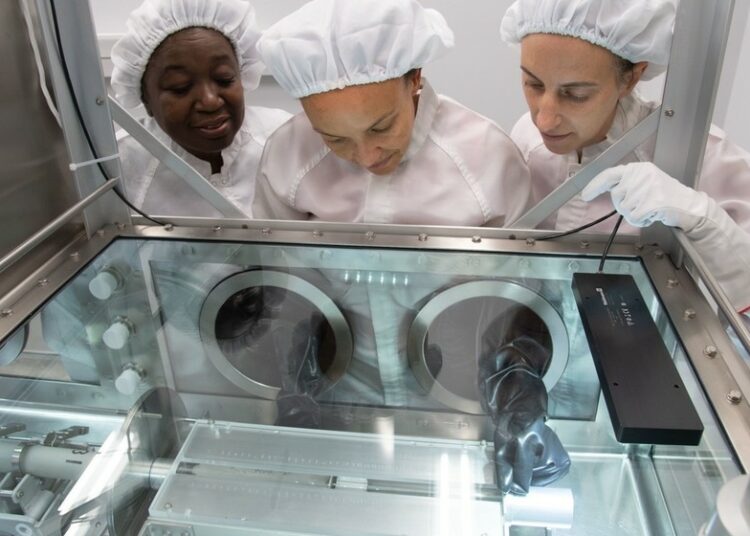 La NASA abre una de las últimas muestras recolectadas en la misión tripulada a la Luna hace 50 años