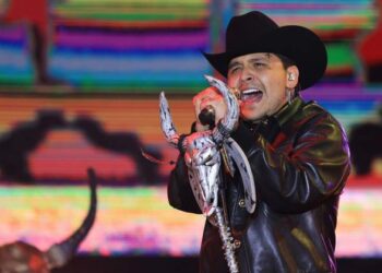 Filtraron nueva demanda de disquera contra papás de Christian Nodal