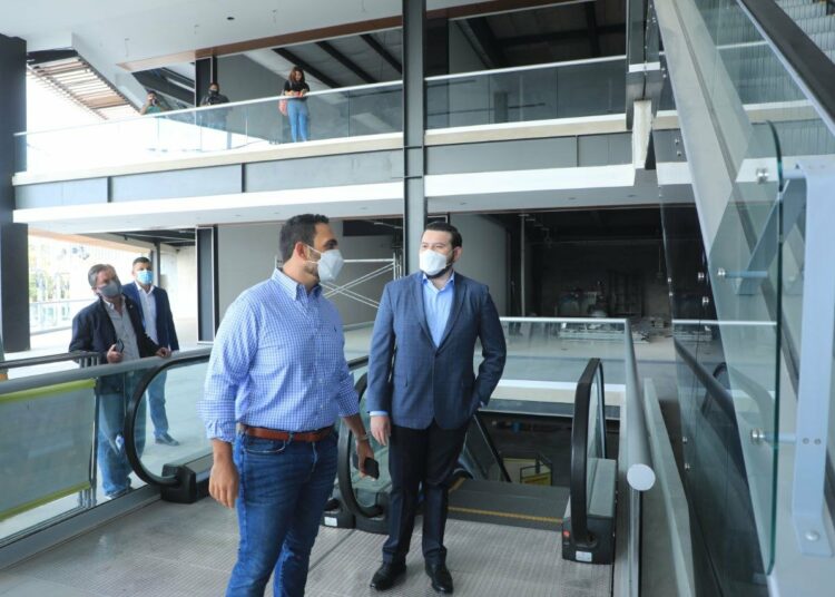 Inversionistas recorren instalaciones del nuevo centro comercial Palm Plaza ubicado frente al redondel Masferrer, en San Salvador