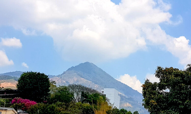 Cielo nublado, ambiente cálido y posibilidades de lluvias débiles para este martes