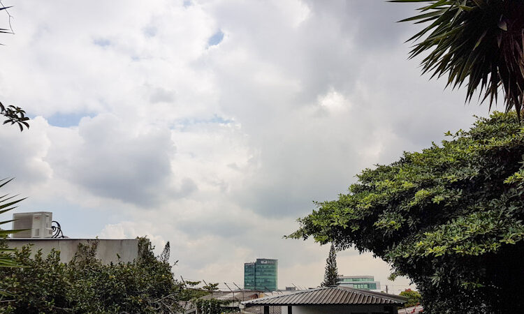 Cielo medio nublado, ambiente cálido y posibilidades de lluvias