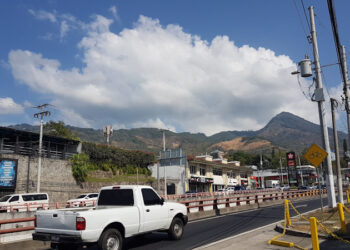 Cielo despejado a poco nublado, ambiente cálido para este lunes