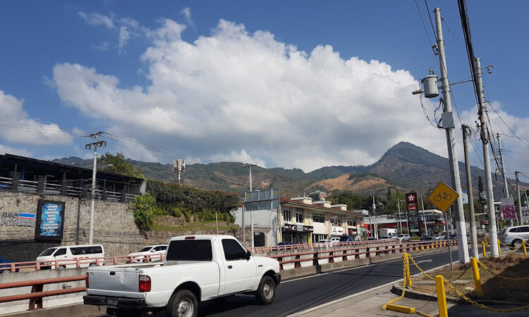 Cielo despejado a poco nublado, ambiente cálido para este lunes