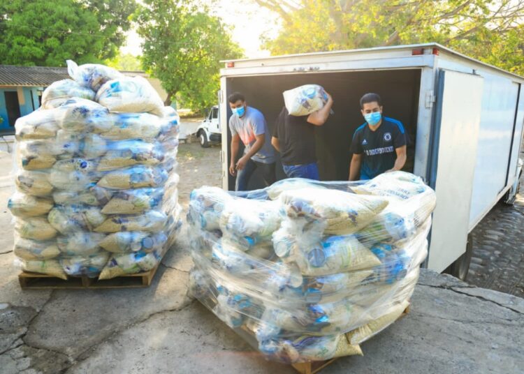 Gobierno entrega paquetes alimentarios en Sonsonate