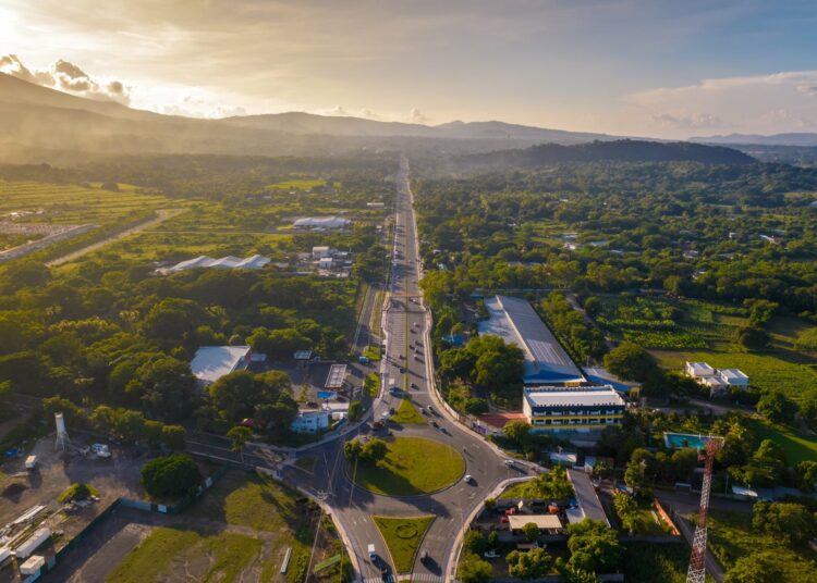 Construcción del periférico Gerardo Barrios contribuye al crecimiento económico de la zona oriental