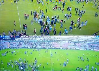 (VIDEO) Barras de Atlas y Querétaro protagonizaron una batalla campal que dejó decenas de heridos y muertos en México