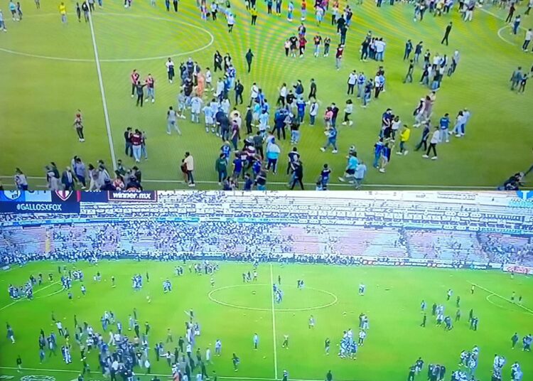 (VIDEO) Barras de Atlas y Querétaro protagonizaron una batalla campal que dejó decenas de heridos y muertos en México