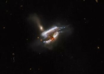 El telescopio espacial Hubble muestra como 3 galaxias se despedazan