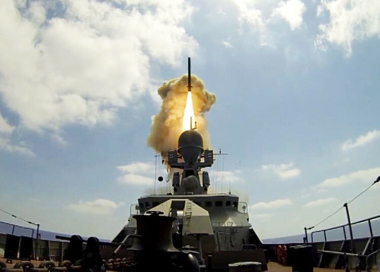 Rusia asegura que destruyó el mayor depósito de combustible del ejército de Ucrania