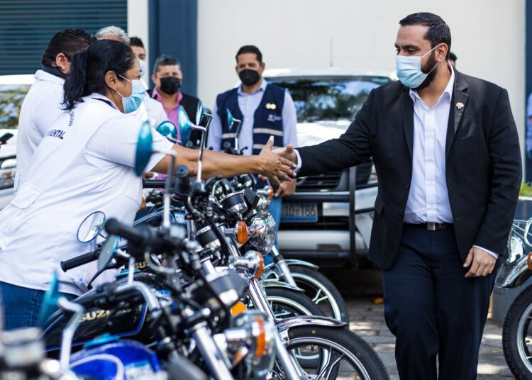 Salud entrega nueva flota de motocicletas a profesionales de la Dirección de Saneamiento Ambiental
