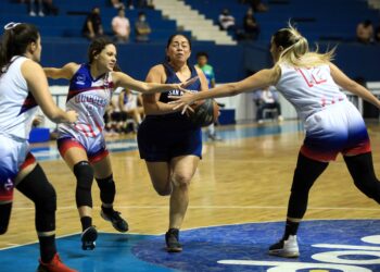 San Marcos se puso en ventaja sobre Lincoln en el baloncesto femenino