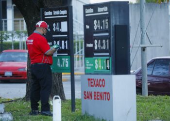 Gasolinera que mantenía los precios altos, los modifica de inmediato al notar presencia de inspectores