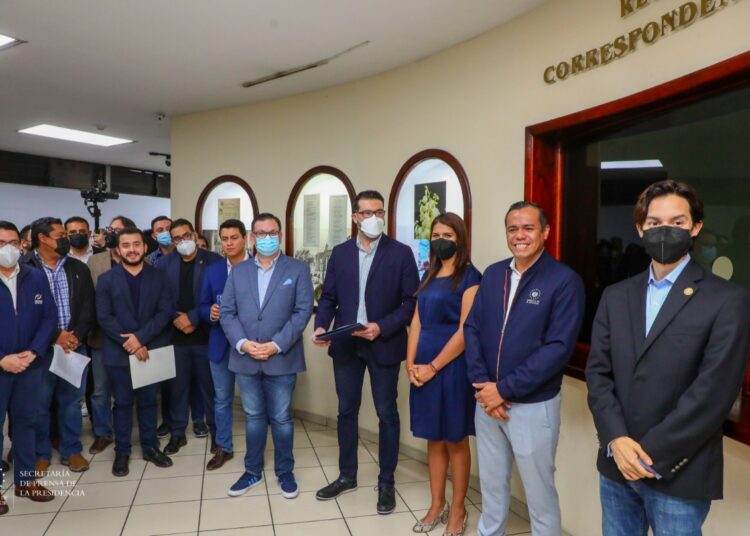 Ministros presentan ante la Asamblea Legislativa iniciativas de ley para proteger el bolsillo de los salvadoreños