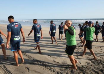 Selecciones de fútbol playa trabajan en mejorar su condición física