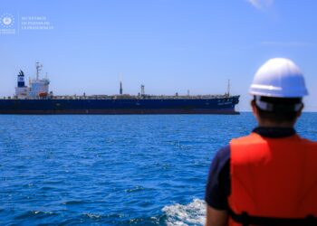 Gobierno verifica calidad de combustibles en buque en puerto de Acajutla, Sonsonate