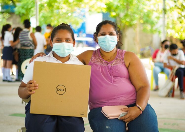 Gobierno de El Salvador continúa entregando computadoras y libros a estudiantes de escuelas públicas