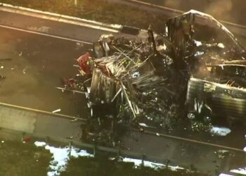Al menos tres personas murieron en diferentes choques protagonizados por 17 vehículos en una autopista en Florida debido a la niebla