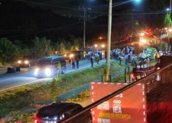 Microbús de reparto de personal sufre grave accidente en carretera a Comalapa: hay al menos 5 lesionados