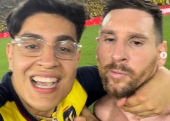 (VIDEO) Un aficionado ecuatoriano saltó al campo de juego y tomó por el cuello a Messi para tomarse una foto