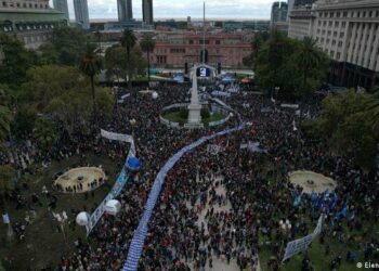 En Argentina miles de personas marchan en el marco de los 46 años del golpe de Estado