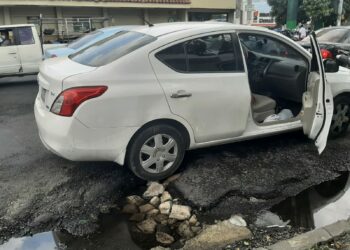 VIDEO | Capturan a sujetos armados que a bordo de un auto asaltaban a sus víctimas en San Salvador y Ciudad Delgado