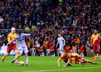 El Barcelona clasifica en el infierno turco al derrotar 2-1 al Galatasaray