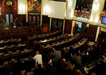 (VIDEO) Suspenden sesión parlamentaria por agresiones entre congresistas de Bolivia