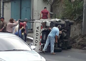 Se reporta camión volcado sobre la carretera Troncal del Norte en Ciudad Delgado
