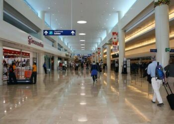 (VIDEOS:) Evacúan una terminal del aeropuerto de Cancún tras reporte de disparos en el interior