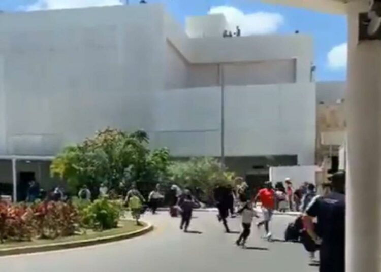 La caída de un anuncio fue confundido con una explosión provocó caos en el Aeropuerto Internacional de Cancún