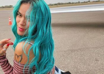 Karol G eleva la temperatura al cubrirse solo con una toalla