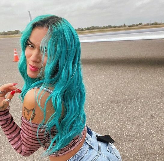 Karol G eleva la temperatura al cubrirse solo con una toalla