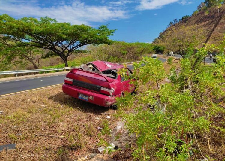 Se reporta vehículo volcado sobre carretera de Oro