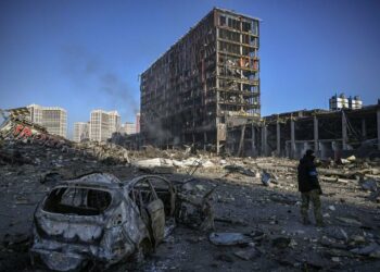 (VIDEOS) El momento en el que un misil ruso impactó en un centro comercial de Kiev que dejó al menos ocho muertos