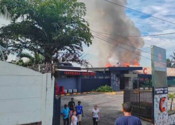 Incendio consume establecimiento Sunset Plaza, ubicado en La Libertad