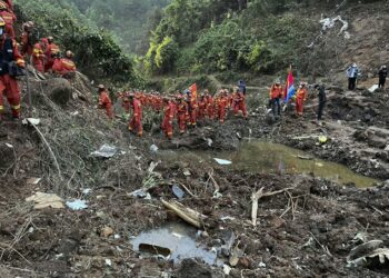 China: hallan efectos personales, pero no sobrevivientes de vuelo 5735